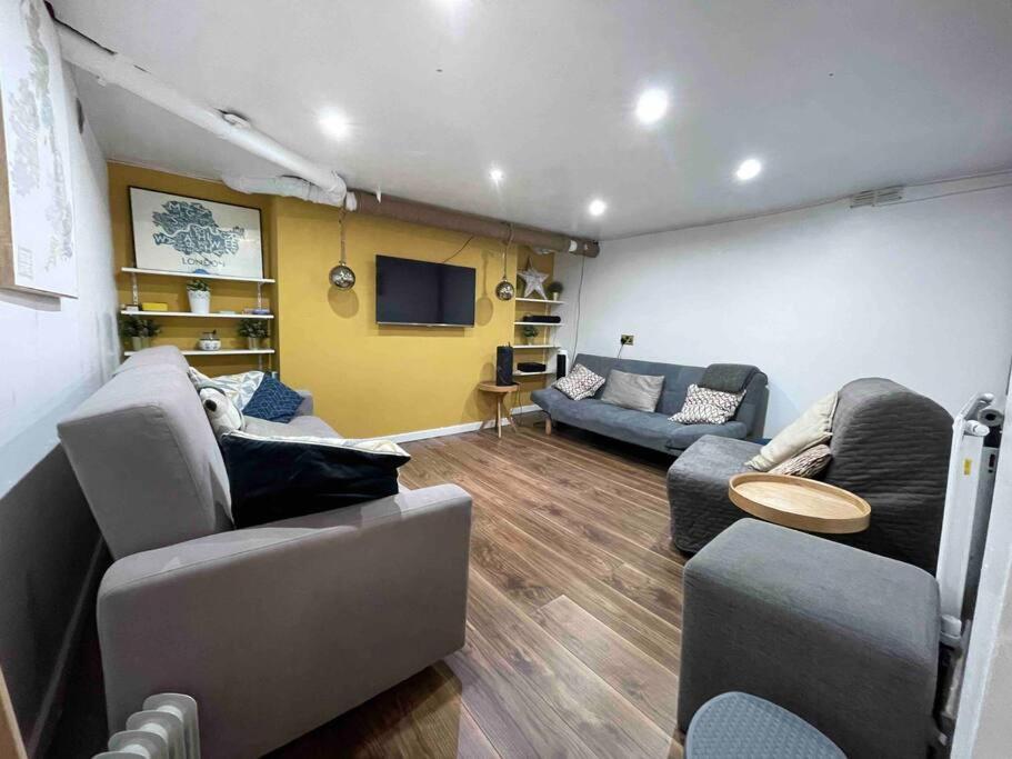 Stunning house close to the stadium + Hot tub!