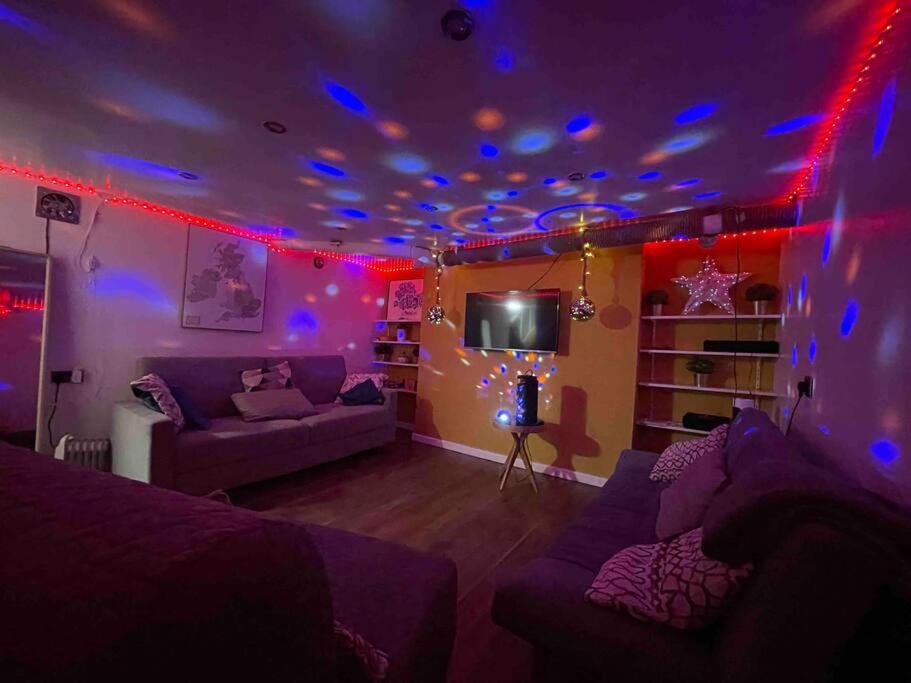 Stunning house close to the stadium + Hot tub!