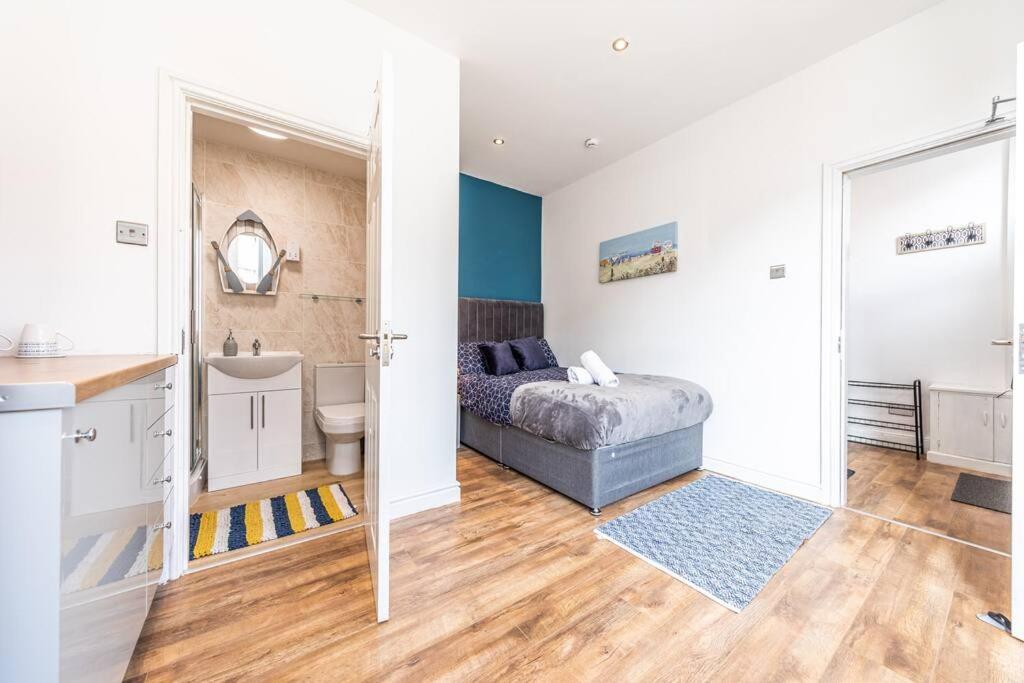 Stunning house close to the stadium + Hot tub!