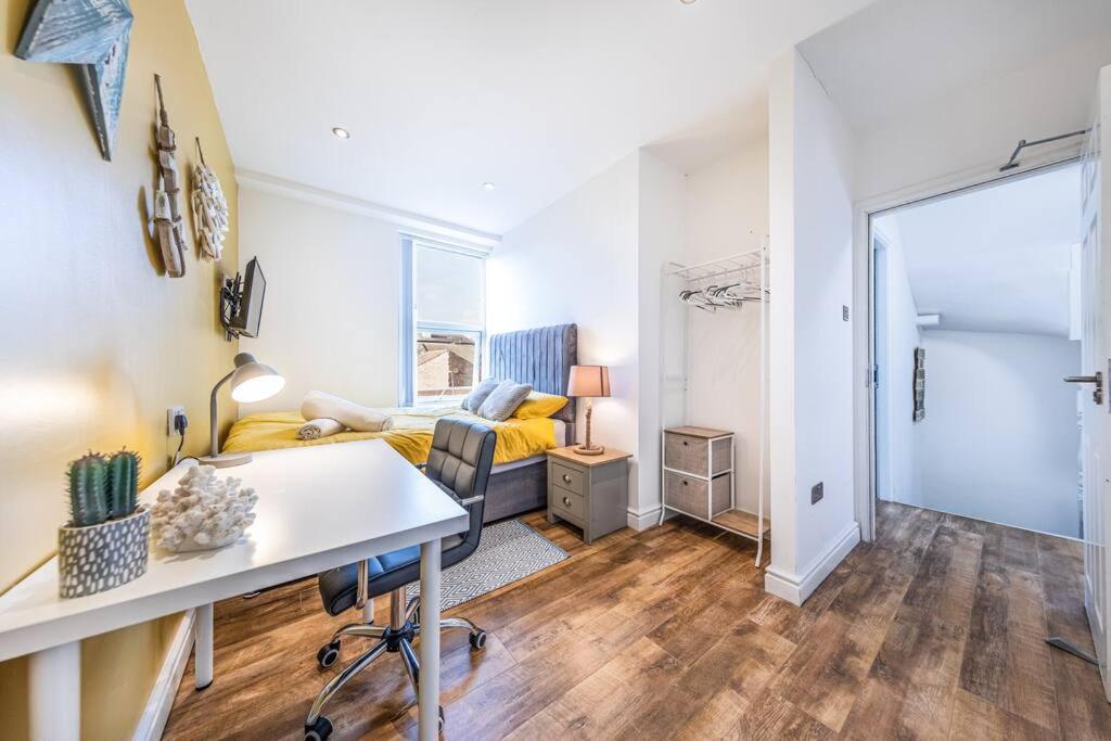 Stunning house close to the stadium + Hot tub!