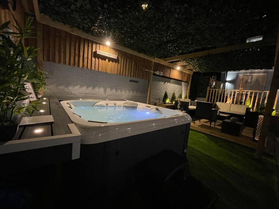 Stunning house close to the stadium + Hot tub!