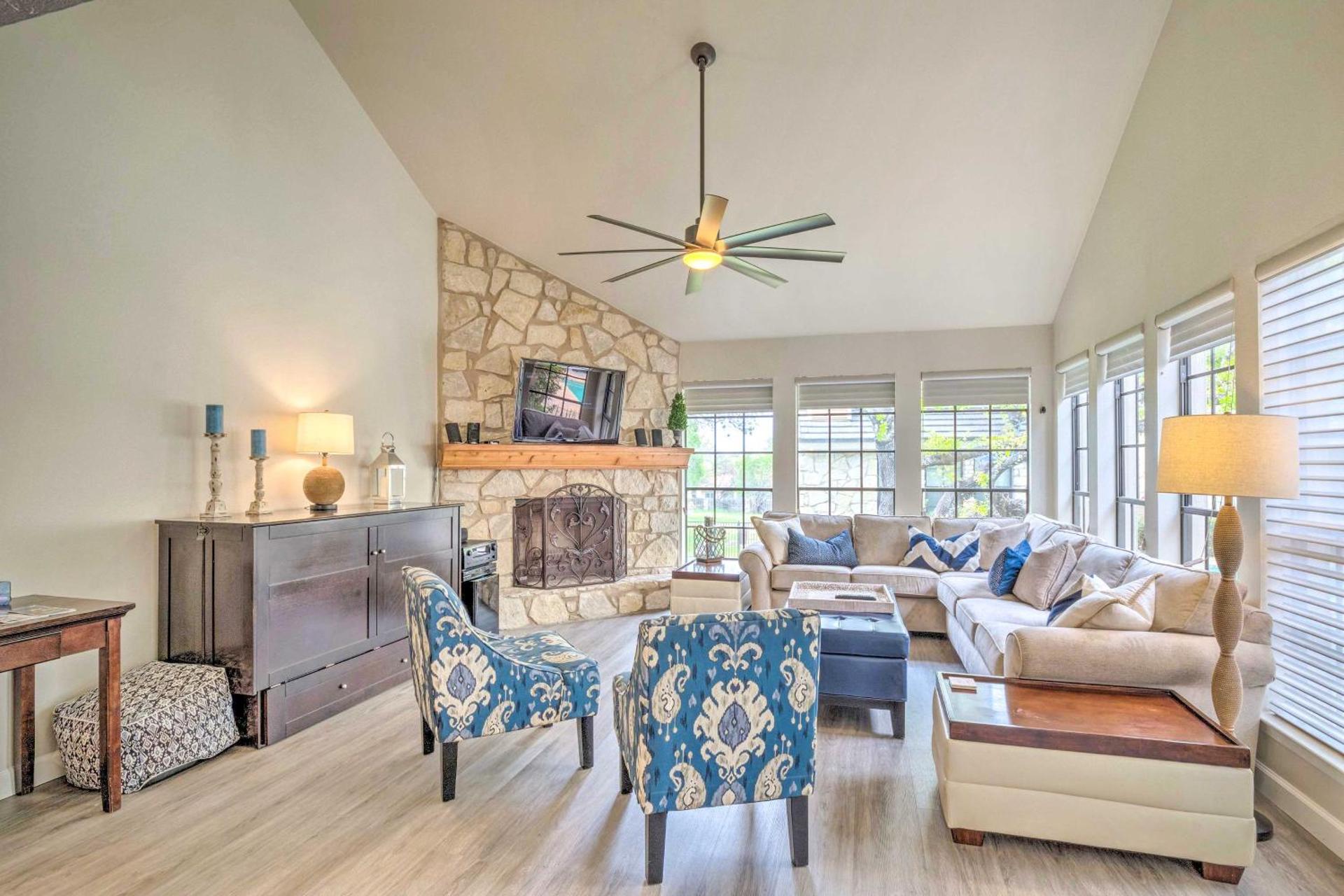 Horseshoe Bay Townhome with Patio and Outdoor Pool!