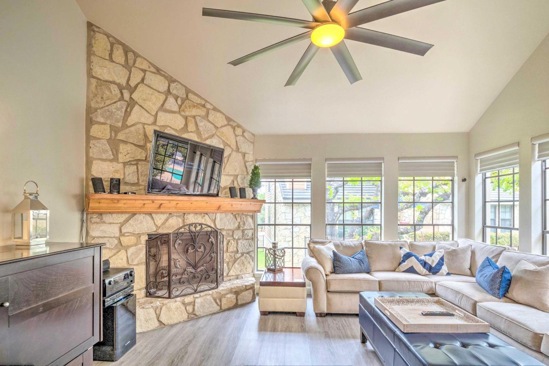 Horseshoe Bay Townhome with Patio and Outdoor Pool!