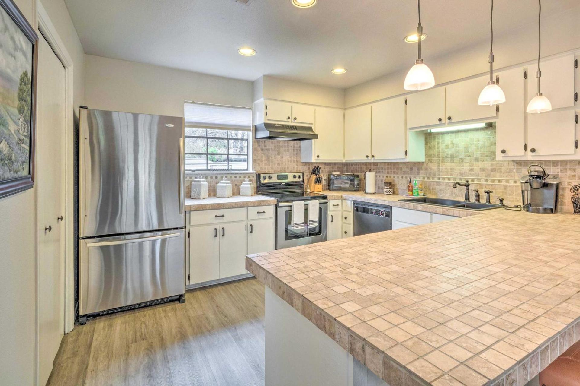 Horseshoe Bay Townhome with Patio and Outdoor Pool!