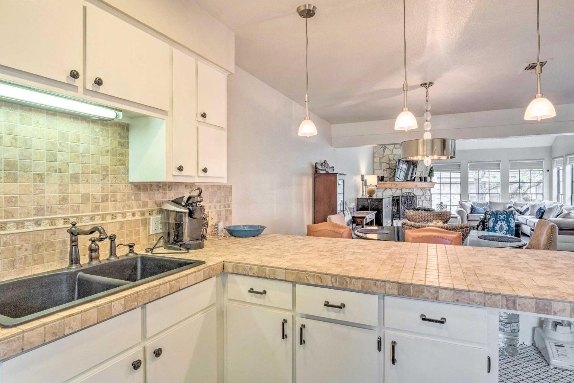 Horseshoe Bay Townhome with Patio and Outdoor Pool!