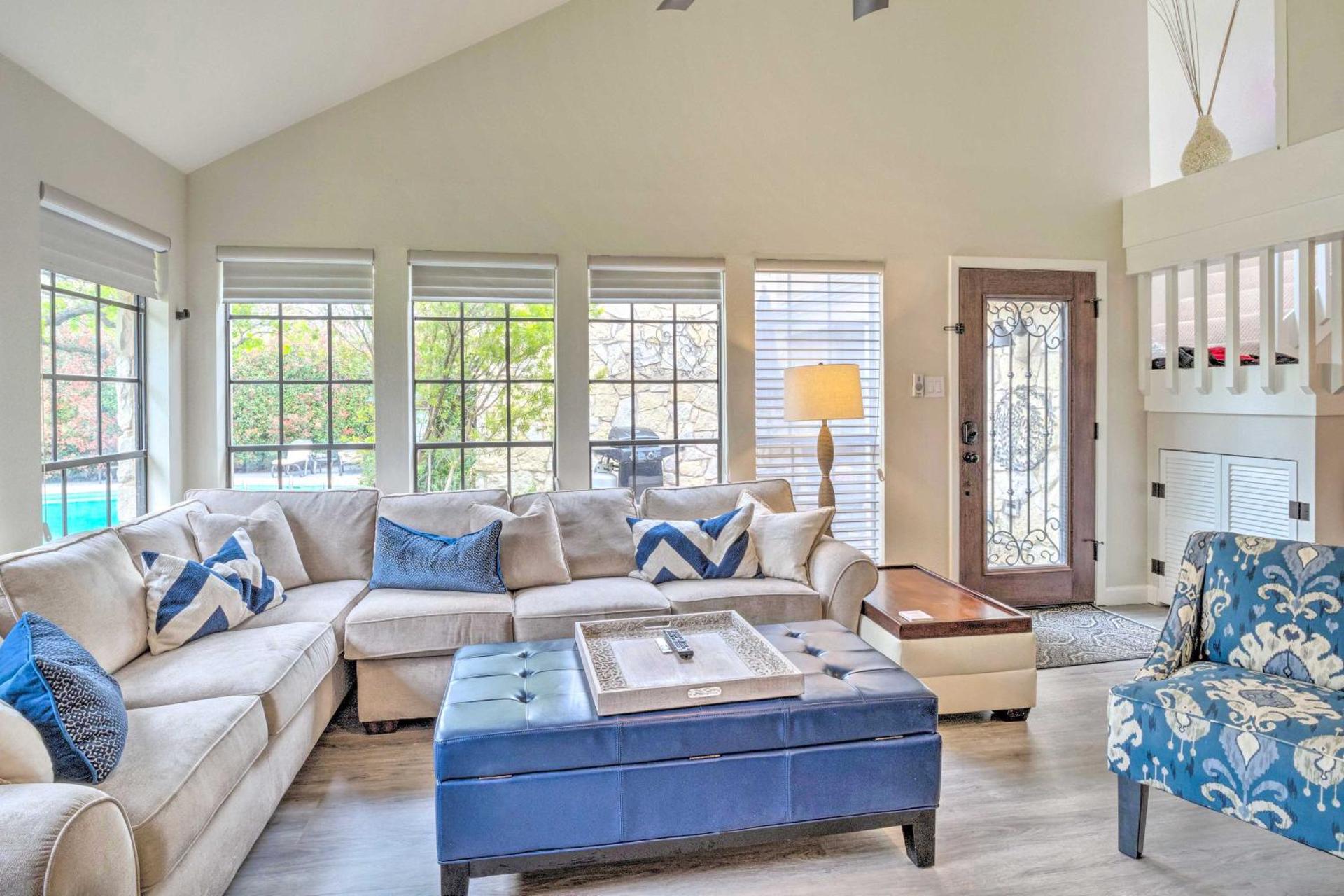 Horseshoe Bay Townhome with Patio and Outdoor Pool!