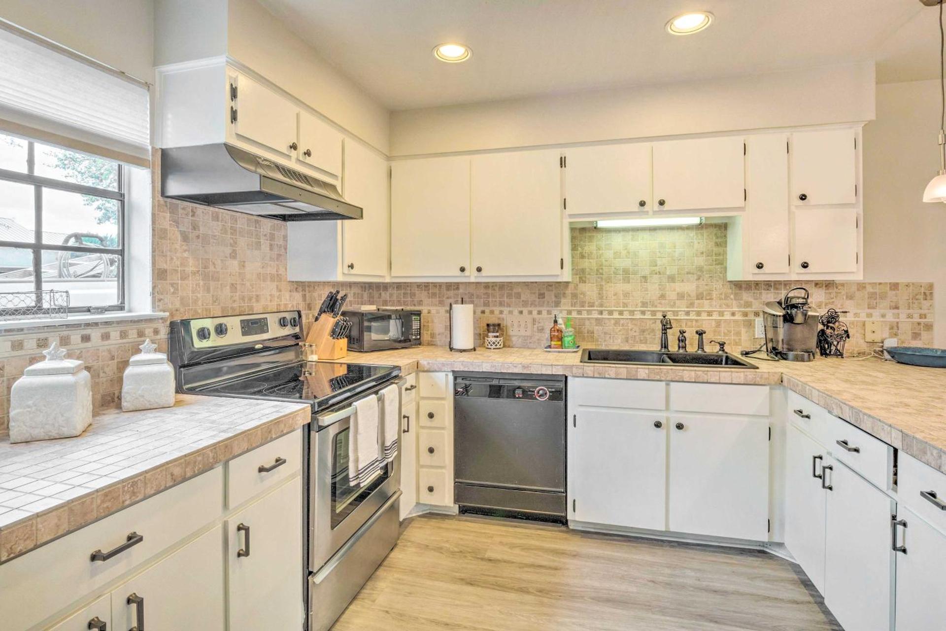 Horseshoe Bay Townhome with Patio and Outdoor Pool!