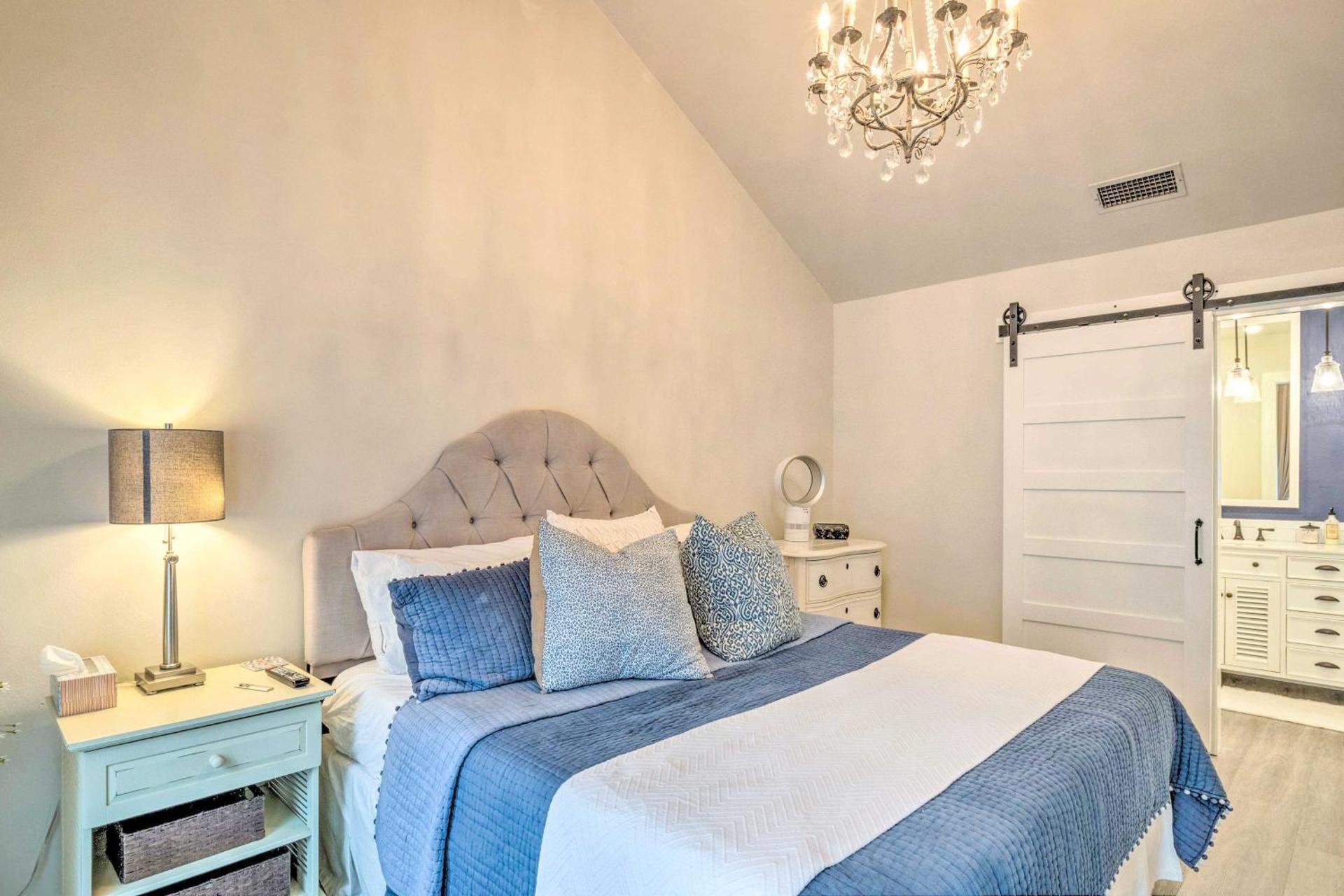 Horseshoe Bay Townhome with Patio and Outdoor Pool!