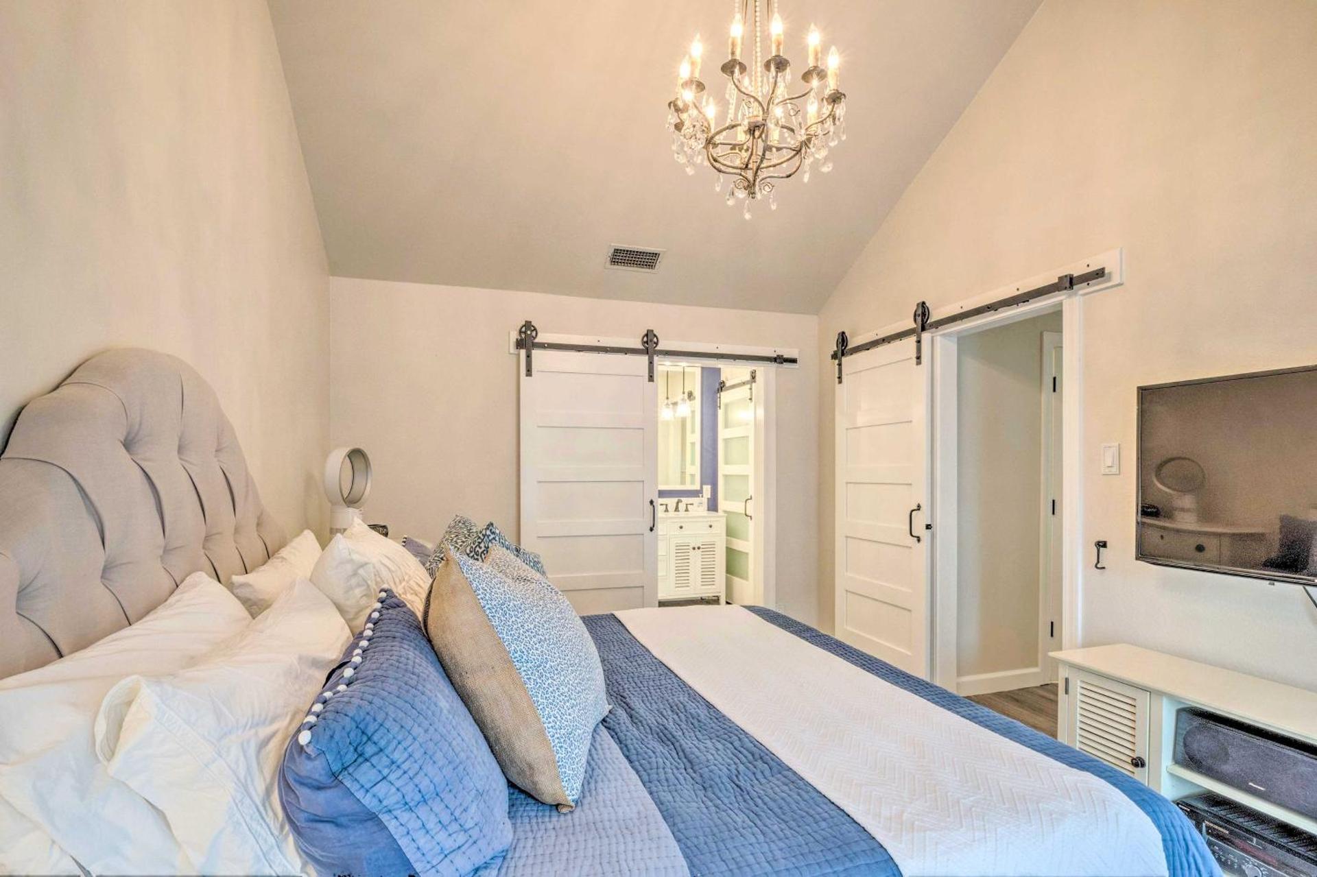 Horseshoe Bay Townhome with Patio and Outdoor Pool!