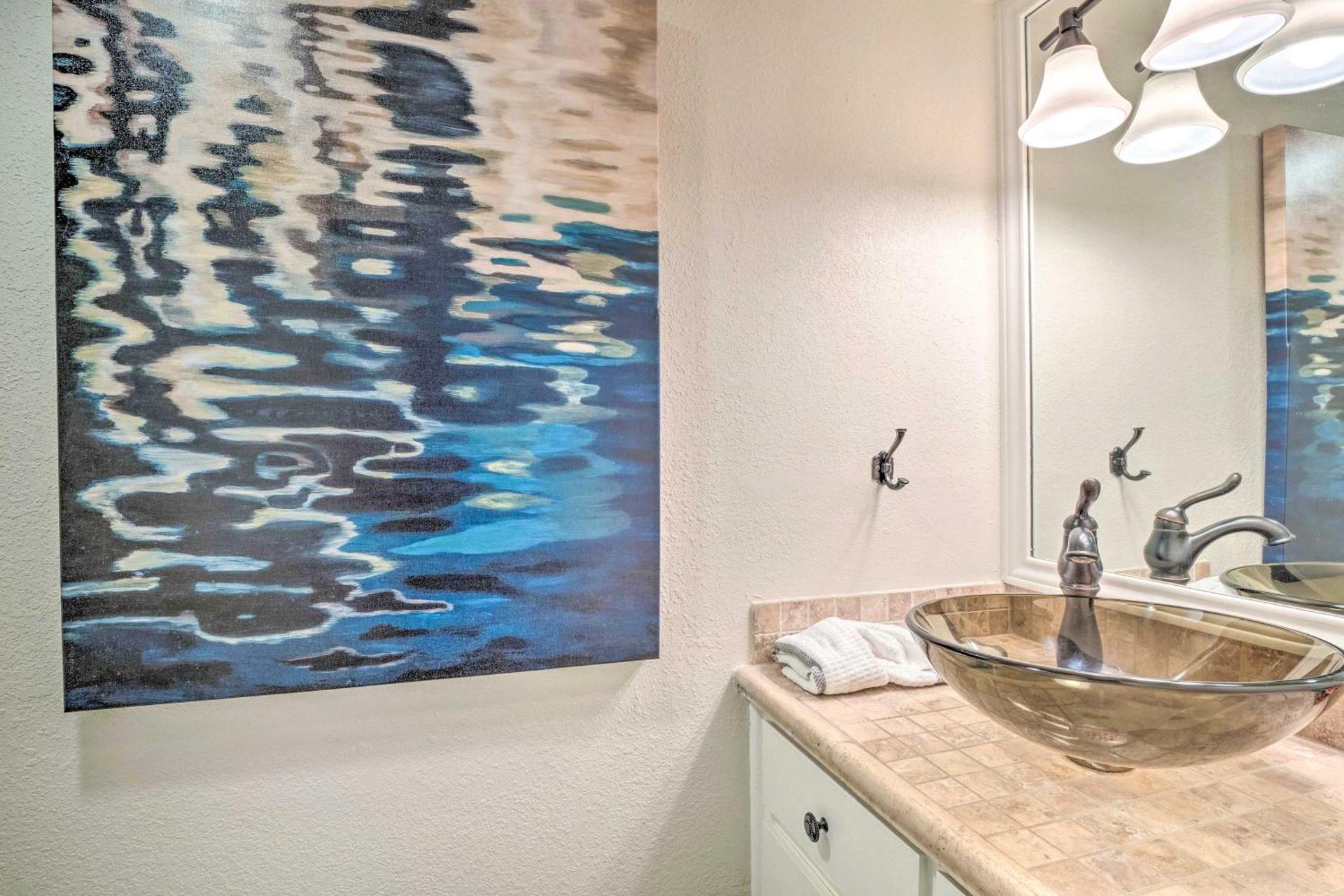 Horseshoe Bay Townhome with Patio and Outdoor Pool!