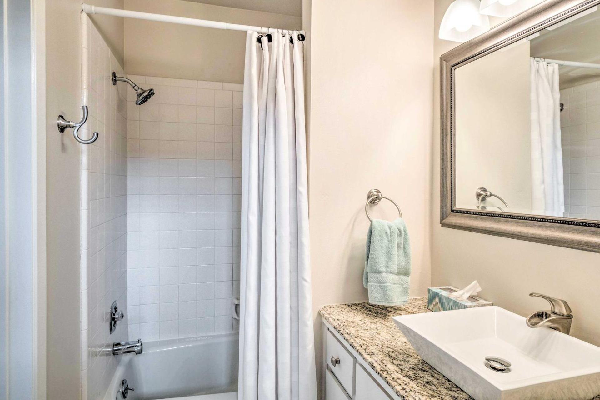 Horseshoe Bay Townhome with Patio and Outdoor Pool!