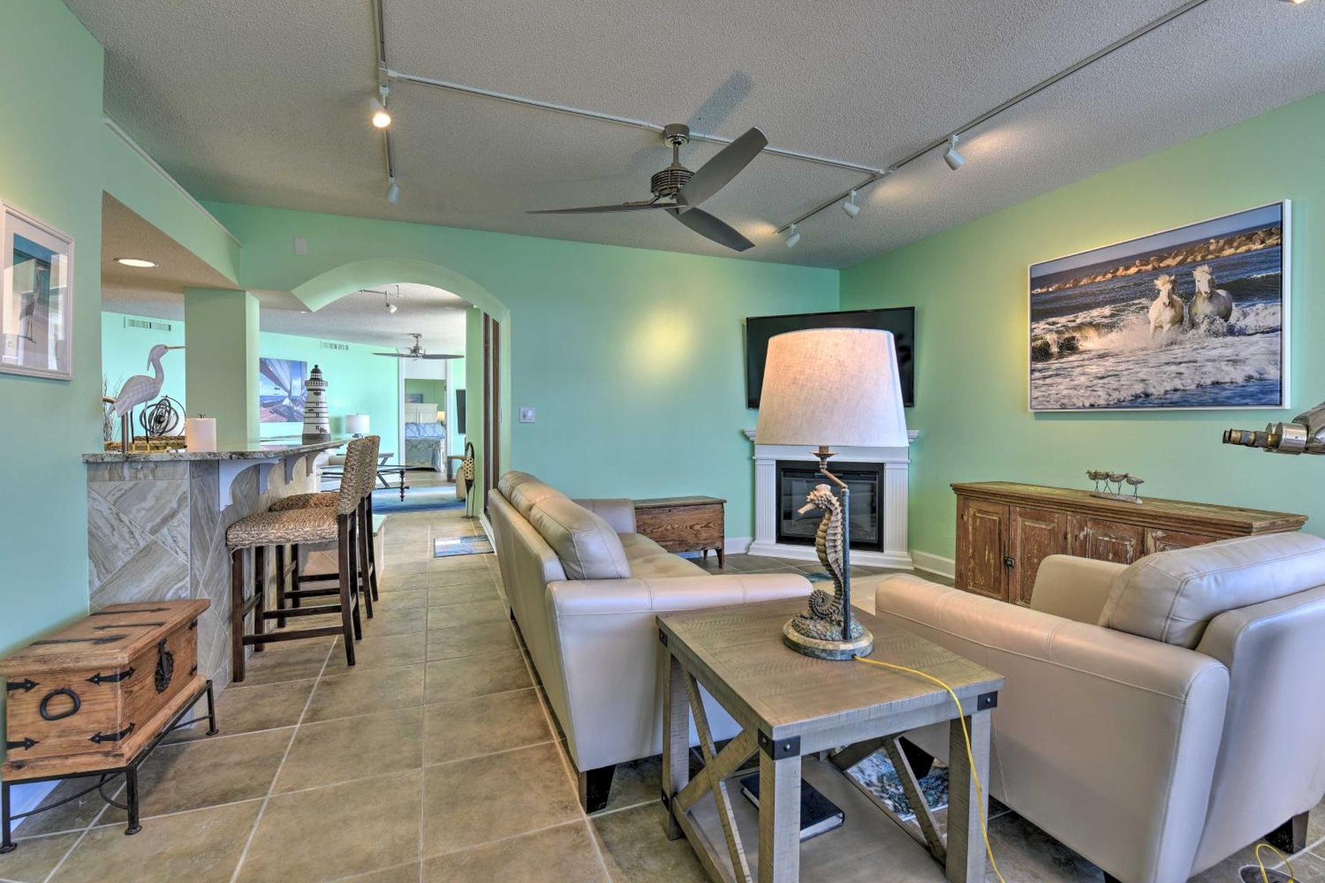 Gulf View Destin Condo with Resort Pool and Spa!