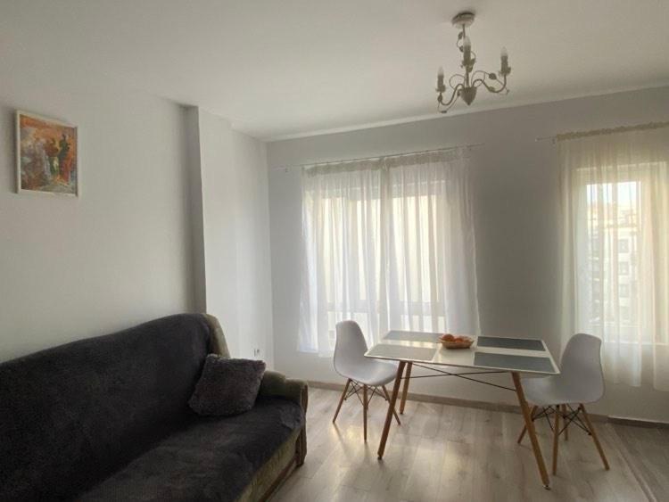 Inchiriez apartament nou cu posibilitate de parcare