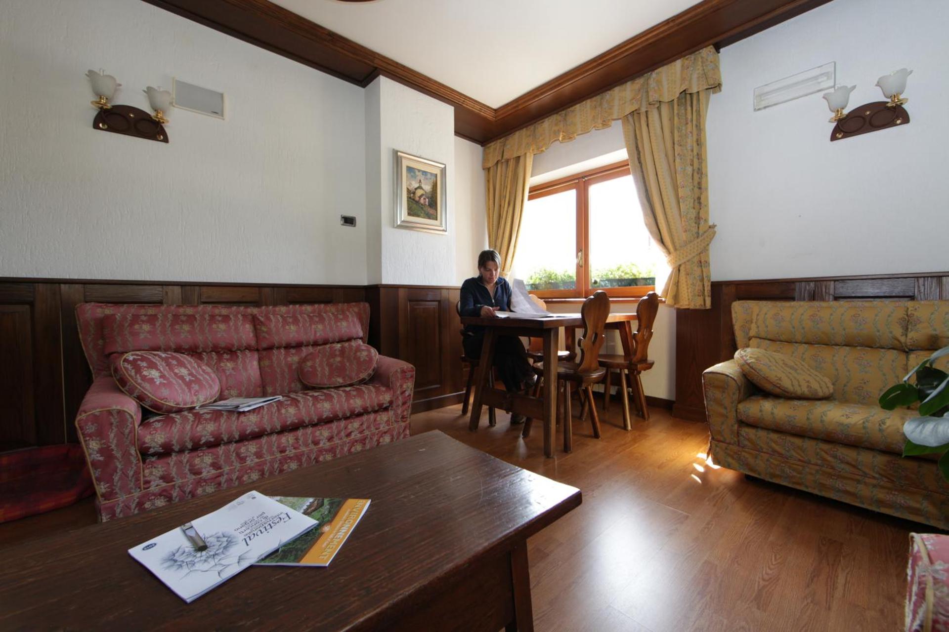 Communal lounge/ TV room