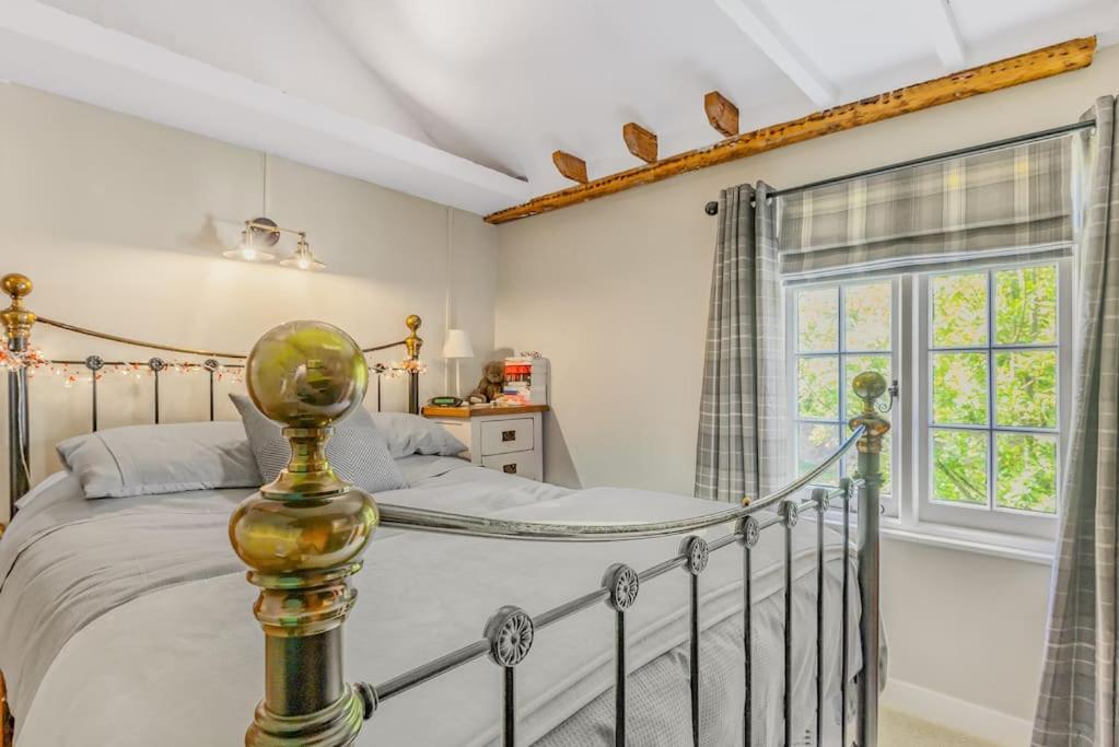 Pieman's Cottage - Pulborough, West Sussex Cottage - sunny courtyard