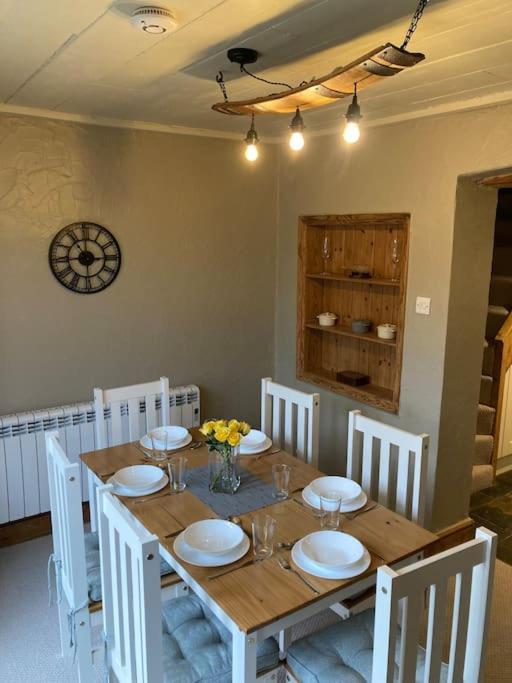 Pieman's Cottage - Pulborough, West Sussex Cottage - sunny courtyard