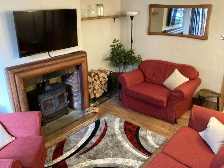 Pieman's Cottage - Pulborough, West Sussex Cottage - sunny courtyard