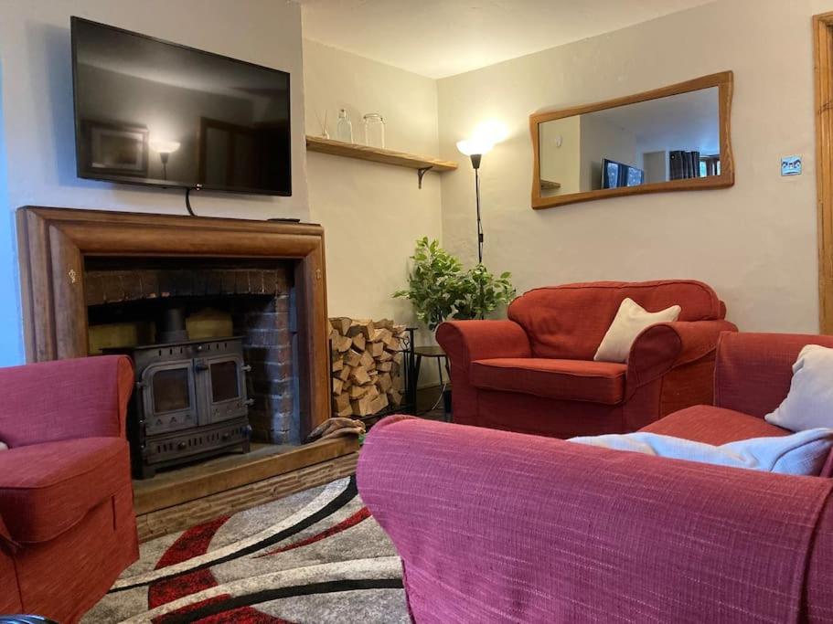 Pieman's Cottage - Pulborough, West Sussex Cottage - sunny courtyard