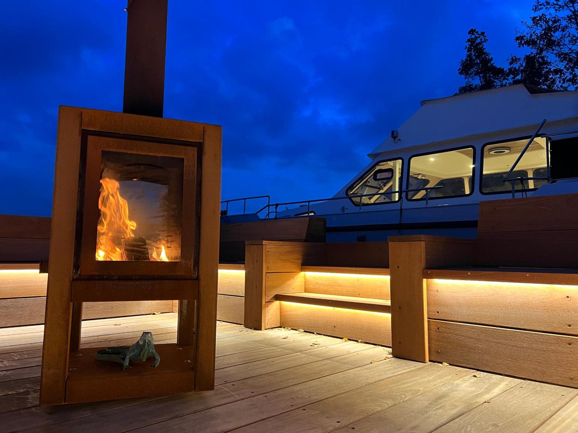 NEW - LITTLE IBIZA, on a lake near Amsterdam, with HOT TUB!