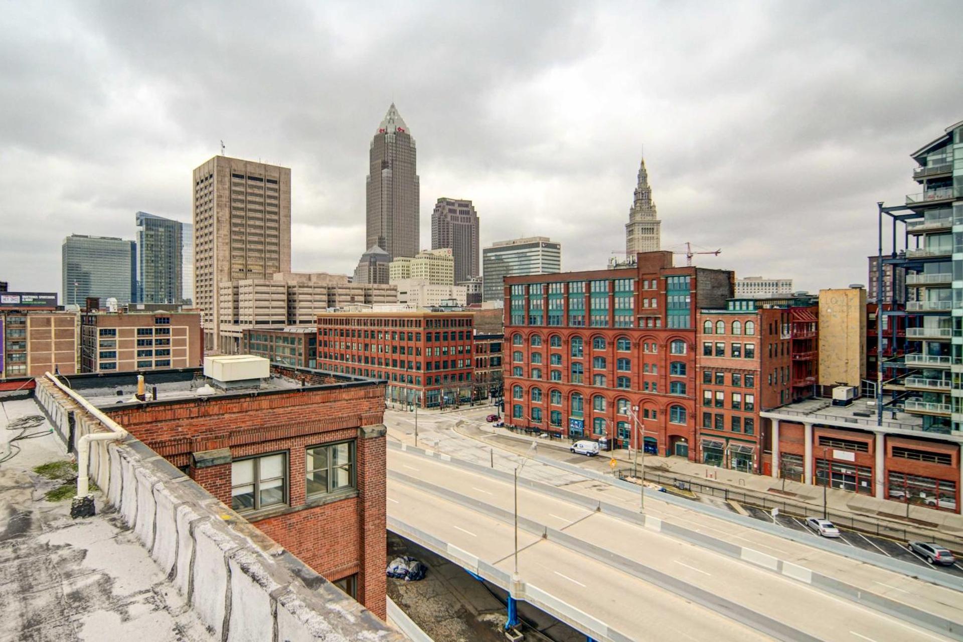 Waterfront Cleveland Apt about 1 Mi to Downtown