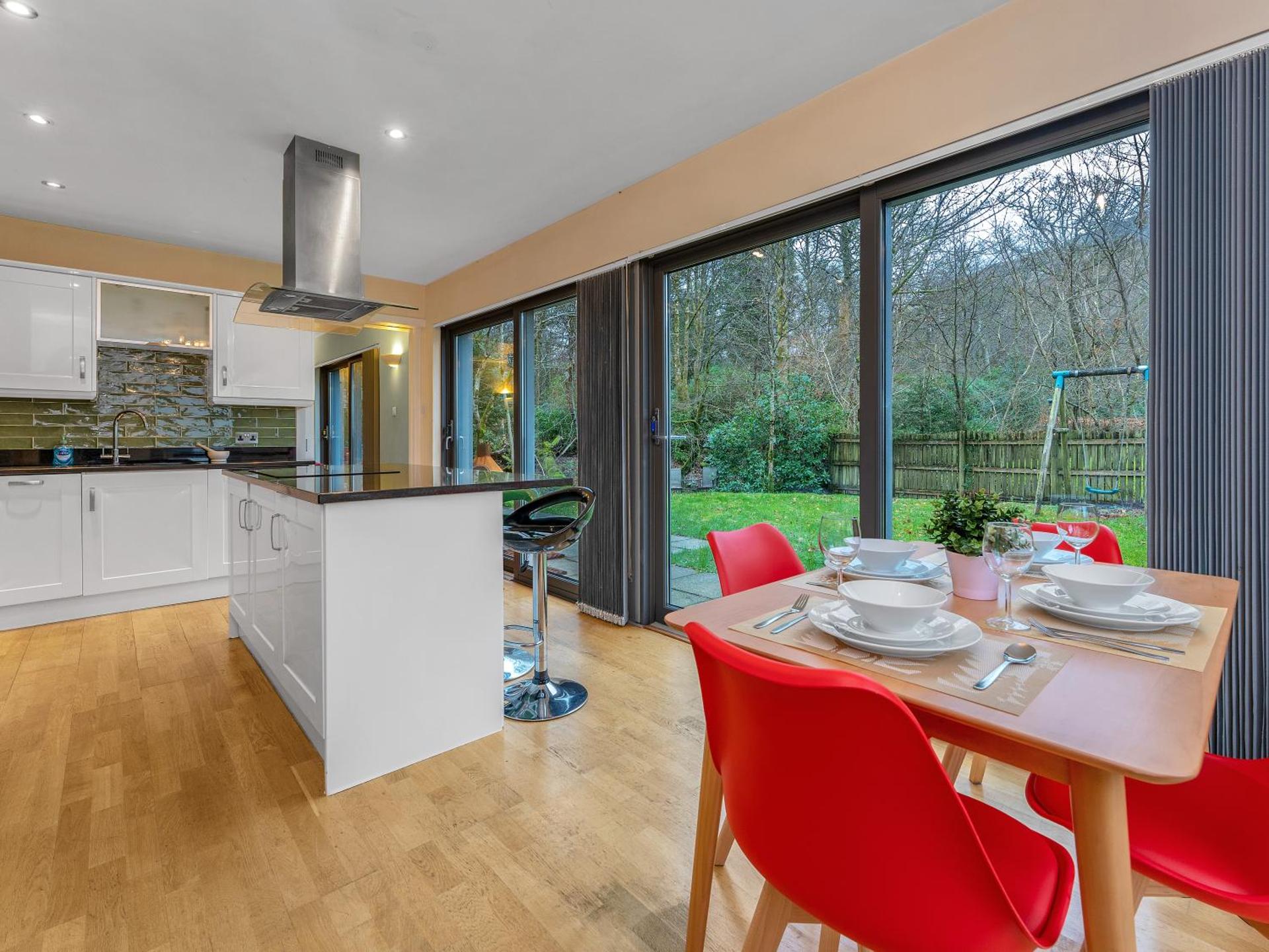 Cheerful Stays: 4 Bedroom Cottage in Arrochar