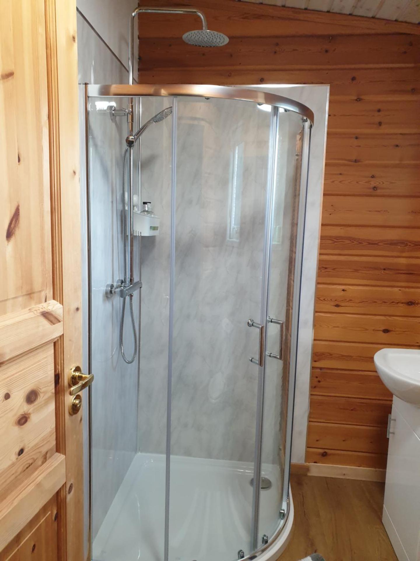 Luxurious lodge, Woodlands View, Hot tub at Rudyard Lake, couples or small family