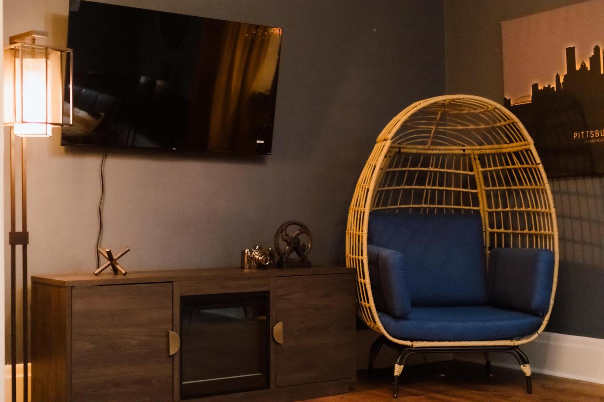 Pittsburgh's South Side 3BD 2 miles to PNC park