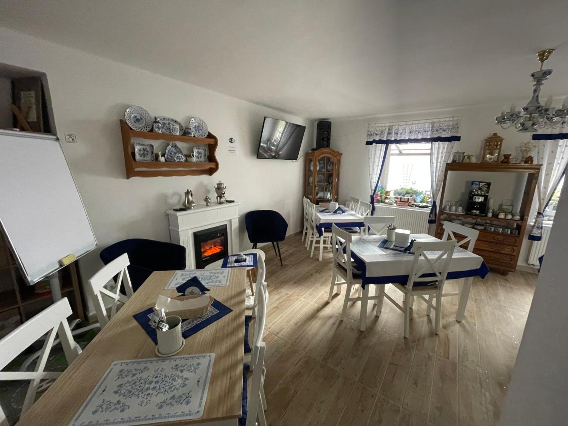 Communal lounge/ TV room