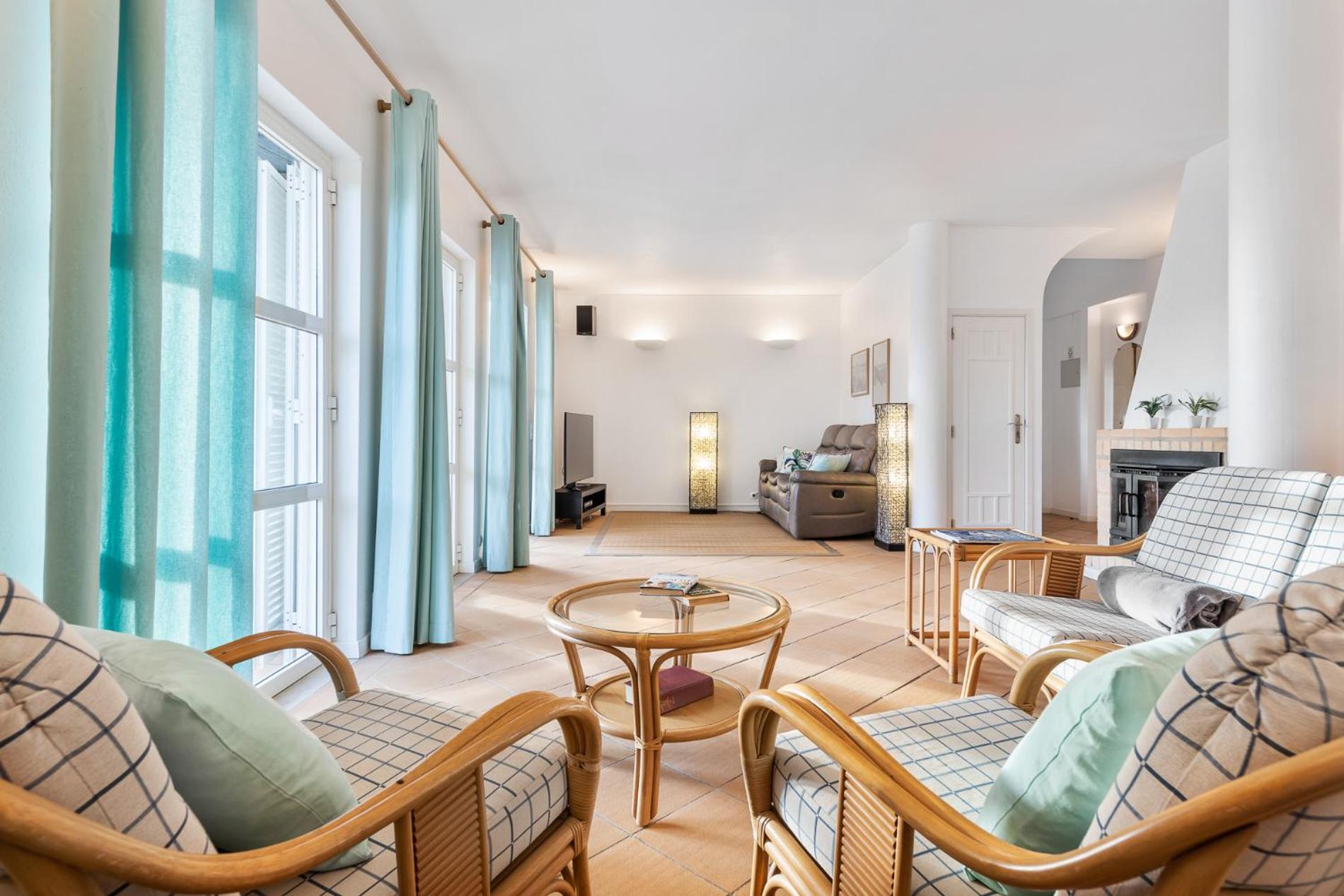 Communal lounge/ TV room