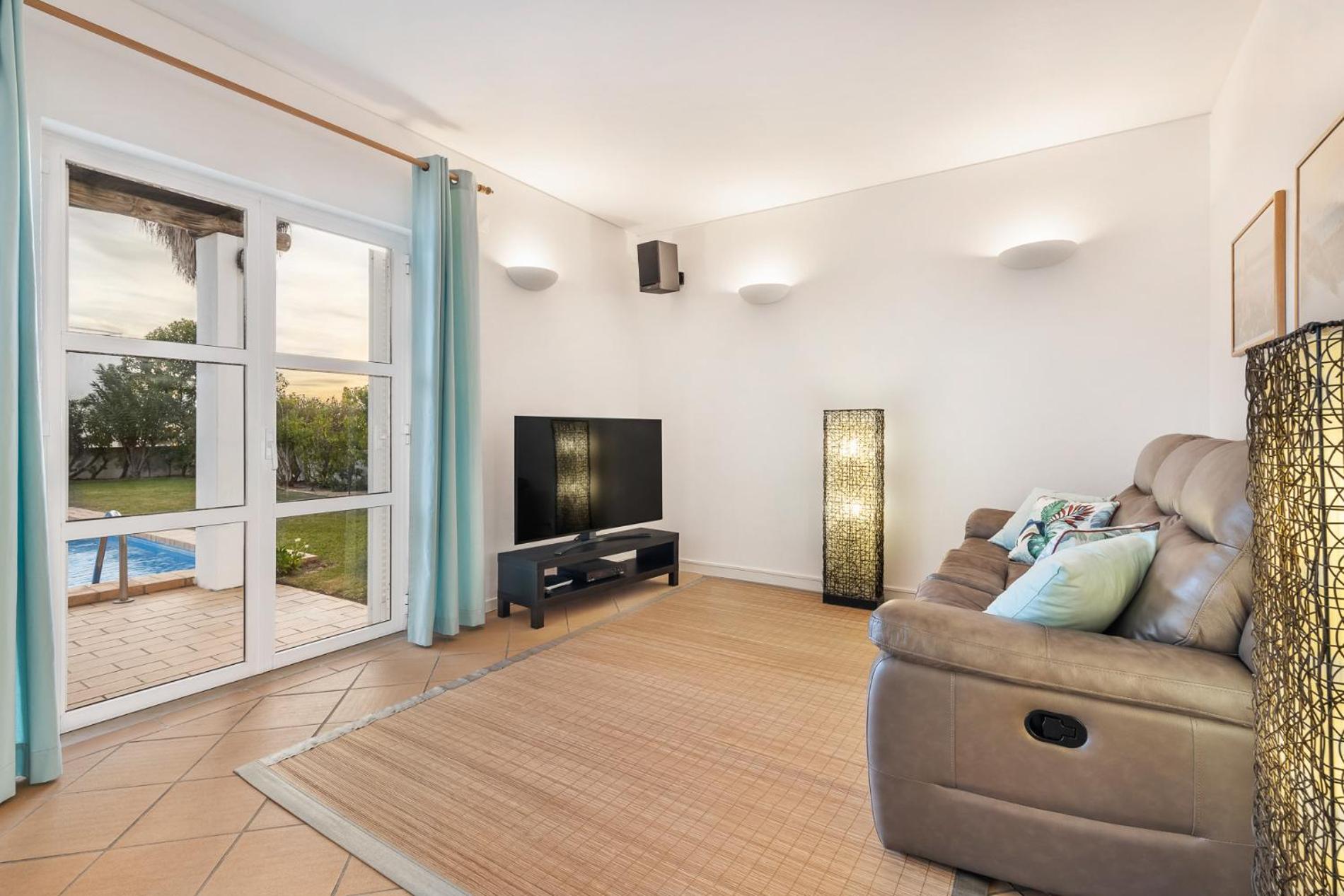 Communal lounge/ TV room