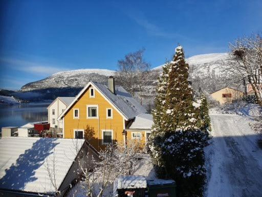 Sjarmerende feriehus i Olden rett ved fjorden
