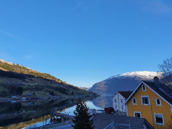 Sjarmerende feriehus i Olden rett ved fjorden