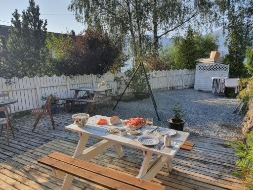 Sjarmerende feriehus i Olden rett ved fjorden