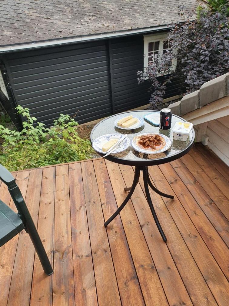 Sjarmerende feriehus i Olden rett ved fjorden