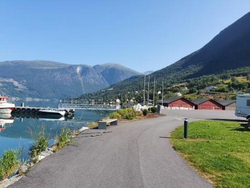 Sjarmerende feriehus i Olden rett ved fjorden