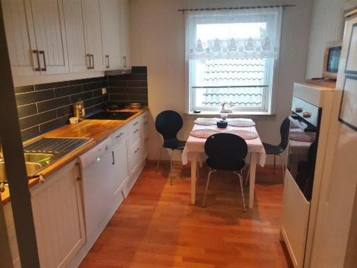 Sjarmerende feriehus i Olden rett ved fjorden