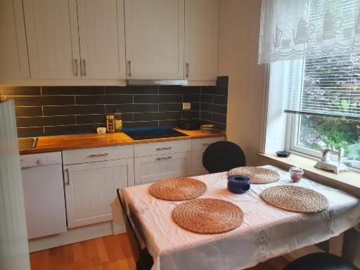 Sjarmerende feriehus i Olden rett ved fjorden