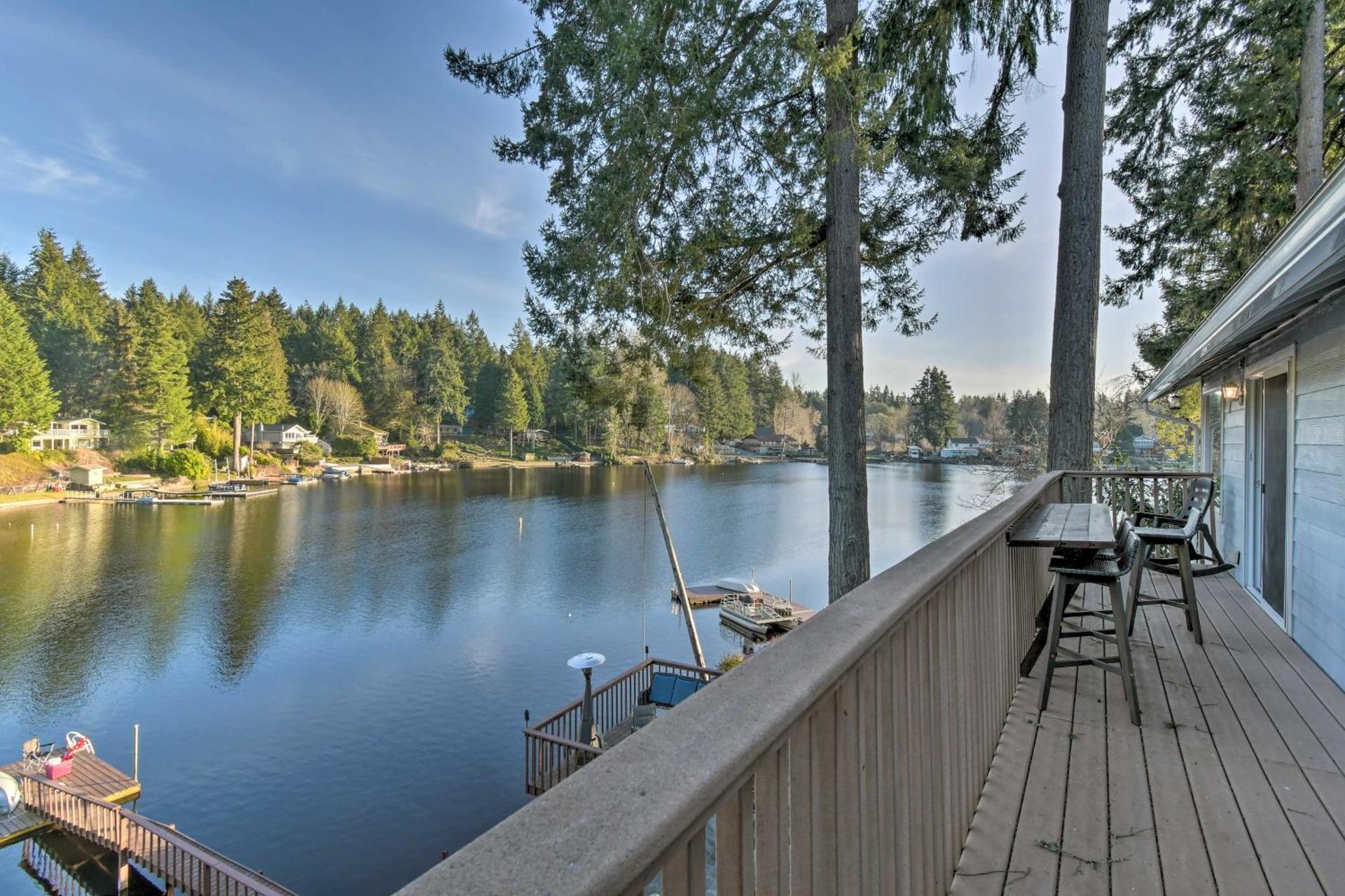 The Peacock House - Waterfront Home with Hot Tub!