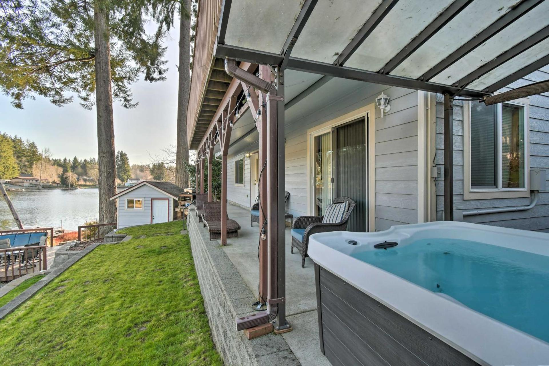 The Peacock House - Waterfront Home with Hot Tub!