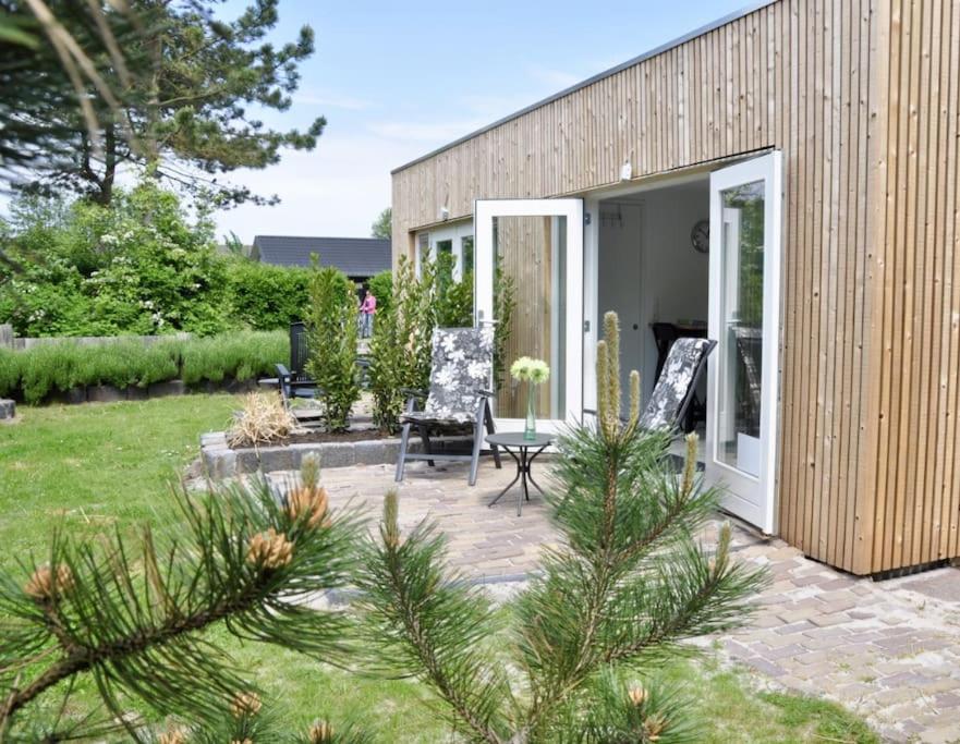 Bas, strandhuisje op 900 meter van zee & strand!