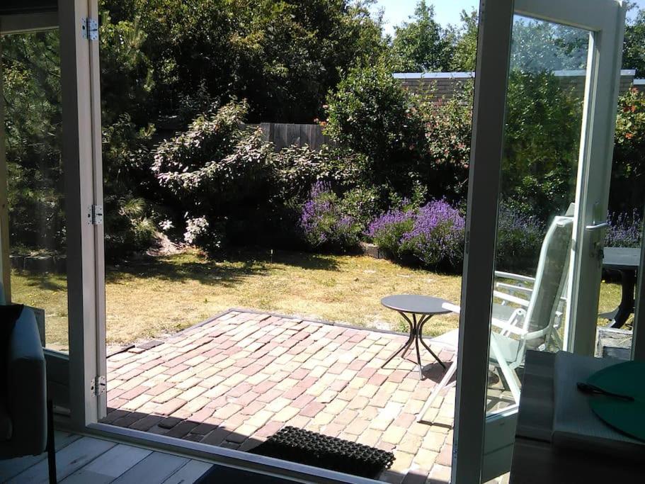 Bas, strandhuisje op 900 meter van zee & strand!