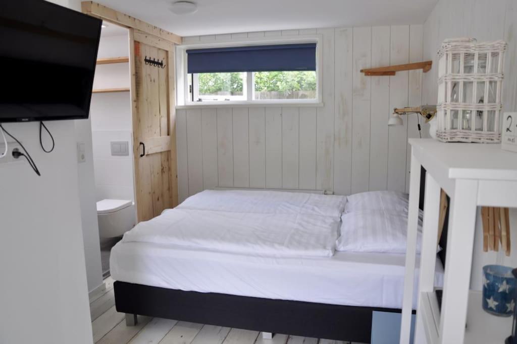 Bas, strandhuisje op 900 meter van zee & strand!