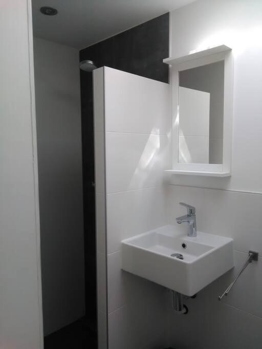 Bas, strandhuisje op 900 meter van zee & strand!