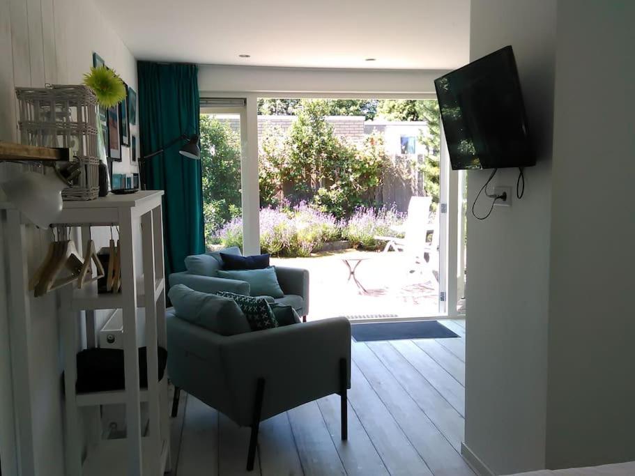 Bas, strandhuisje op 900 meter van zee & strand!