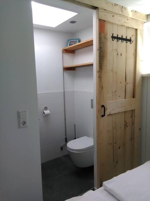 Bas, strandhuisje op 900 meter van zee & strand!