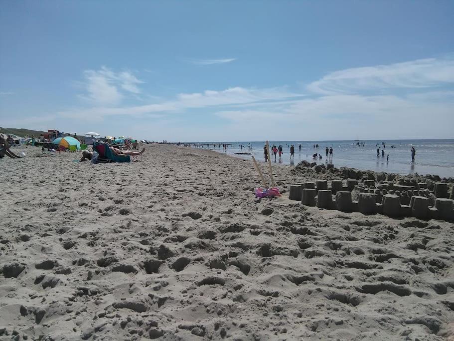 Bas, strandhuisje op 900 meter van zee & strand!
