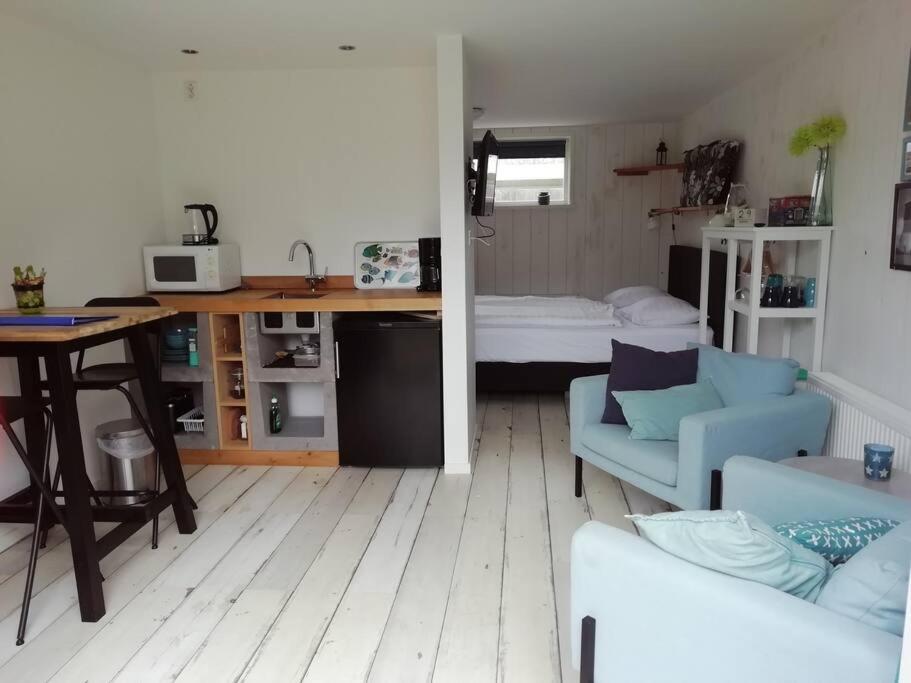 Bas, strandhuisje op 900 meter van zee & strand!