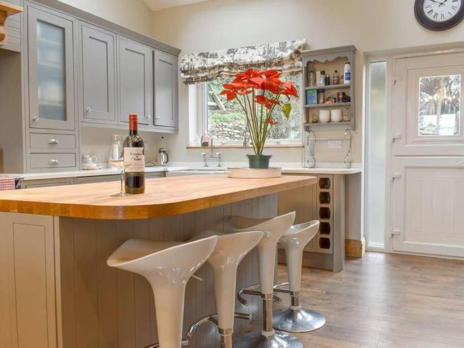 Chambercombe Villa - Harbour View, Decking, Garden, Games Room, sleeps 20