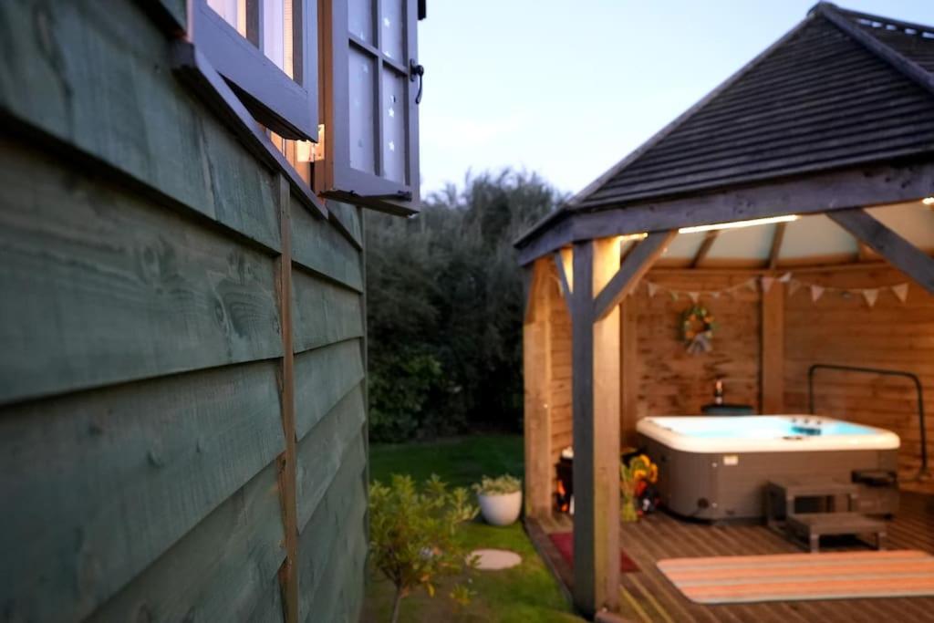 Romantic Retreat - Luxury Shepherds Hut + Hot Tub!