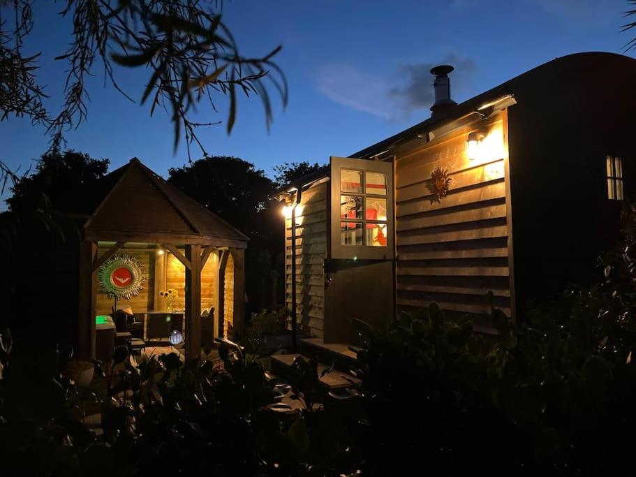 Romantic Retreat - Luxury Shepherds Hut + Hot Tub!